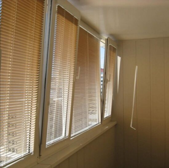 Горизонтальные жалюзи на балкон
