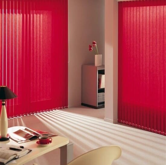 Тканевые вертикальные жалюзи в гостиную