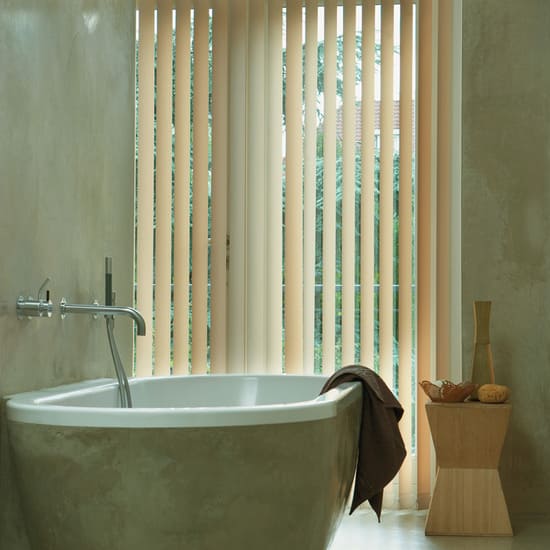 Вертикальные жалюзи для ванной комнаты на окна