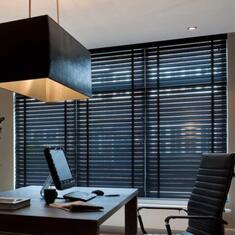 Алюминиевые жалюзи для кабинета цена. Купить в «Мастерская Жалюзи»