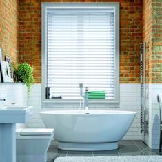 Алюминиевые жалюзи для ванной комнаты на окна цена. Купить в «Мастерская Жалюзи»